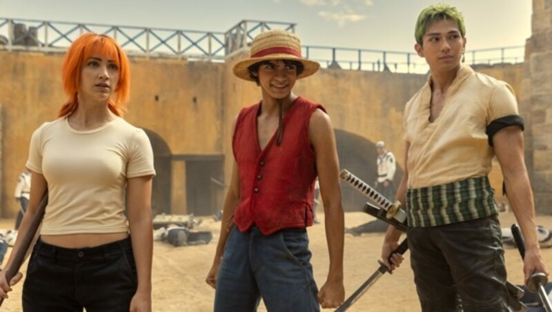 Die Strohhutbande auf der Suche nach dem „One Piece“: Monkey D. Ruffy (Iñaki Godoy, M.) und Schwertkämpfer Lorenor Zorro (Mackenyu) und Meisterdiebin Nami (Emily Rudd). (Bild: © 2023 Netflix, Inc.)