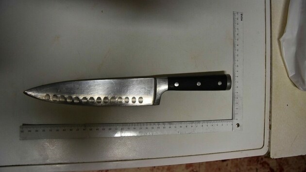 Mit diesem Küchenmesser stach der Verdächtige auf seinen Mitbewohner ein.