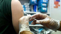 Einige Ärzte empfehlen Menschen über 60 und Angehörigen von Risikogruppen, sich noch einmal impfen zu lassen. (Bild: AFP)