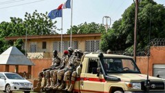 Polizeipatrouille vor der französischen Botschaft in Niamey (Bild: APA/AFP)