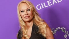 Mit dramatischem Make-up kennt man Pamela Anderson. Für Pandora zeigte sich die Schauspielerin jetzt von ihrer natürlichen Seite. (Bild: APA/AFP/Michael Tran)