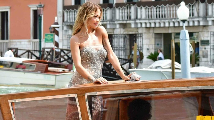 Rita Ora sorgte in Venedig für Blitzlichtgewitter.