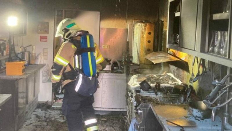 Die alarmierte Feuerwehr konnte den Brand schließlich löschen. (Bild: zoom.tirol)