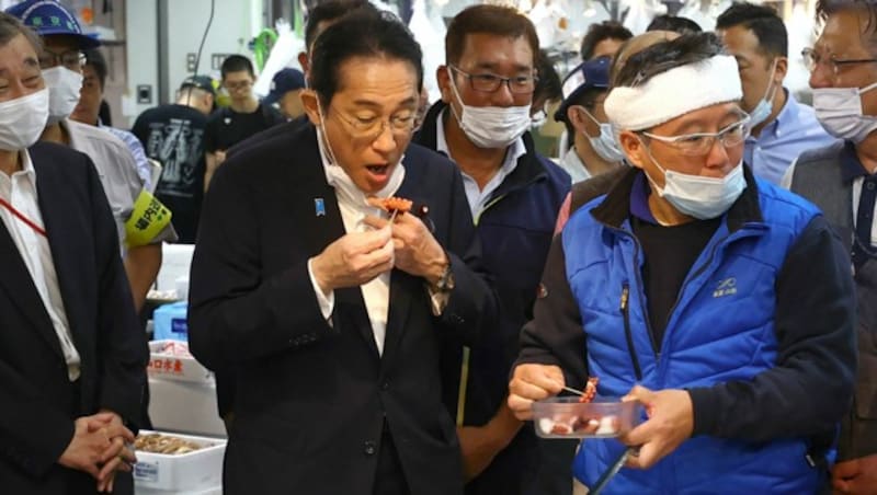 Lässt es sich schmecken: Premier Fumio Kishida (Bild: AFP/STR /JAPAN POOL/JIJI PRESS)