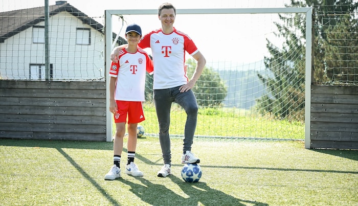 Martin Grubinger mit Sohn Noah: beide sind glühende Fußball-Fans.