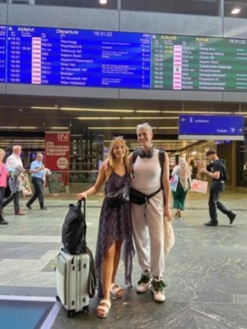 „Green Explorers“ zeigt u. a. Schauspielerin Valerie Huber und Model Lou-Anne auf Reisen. (Bild: Canal+)