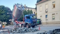 Feuerwehrfest und Schulbeginn: Die Asphalt-Lkw legten einen Gang zu (Bild: zVg)