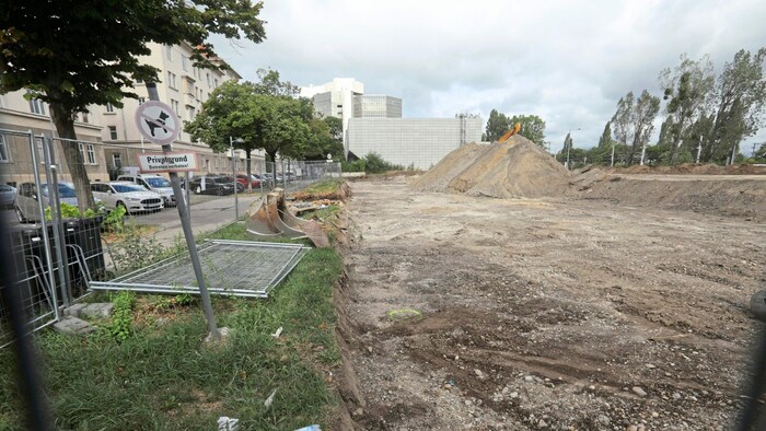 Der Bauplatz: Bisher eine Wiese mit vielen Bäumen - und jetzt sieht es so aus. Vorarbeiten haben ...