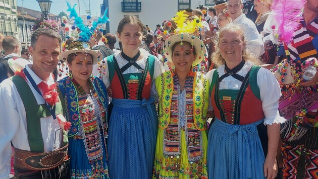 Die Lindwürmer mit Bolivianern: 13 Nationen aus Südamerika, Europa und Asien haben mit zehn Gruppen der Azoren-Insel ein Festival gefeiert. (Bild: VTG Lindwurm)