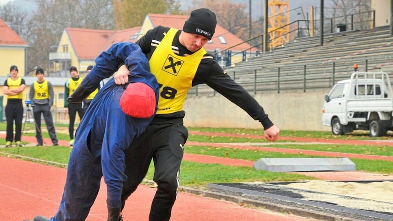 Das Schleppen der 70 Kilo schweren Puppe ist eine der schwierigsten Übungen beim Aufnahmetest. (Bild: BF Graz)