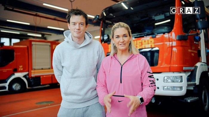 Gabi Hiller und Philipp Hansa rühren die Werbetrommel für die Grazer Berufsfeuerwehr.