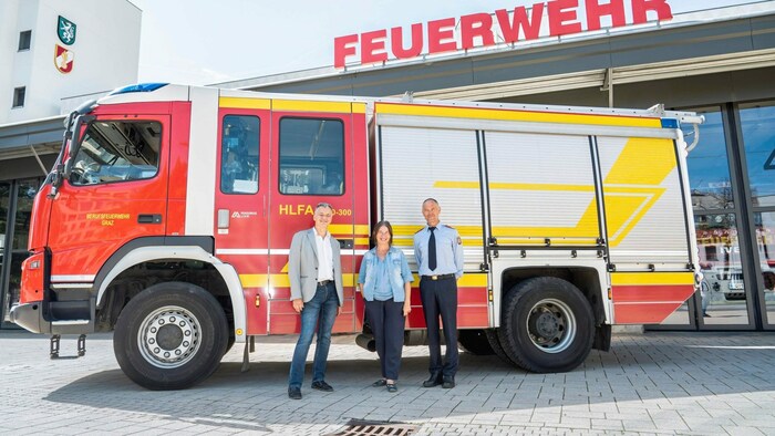 Hoffen auf viele Bewerberg für die Grazer Feuerwehr: Stadtrat Manfred Eber (l.), Bürgermeisterin ...