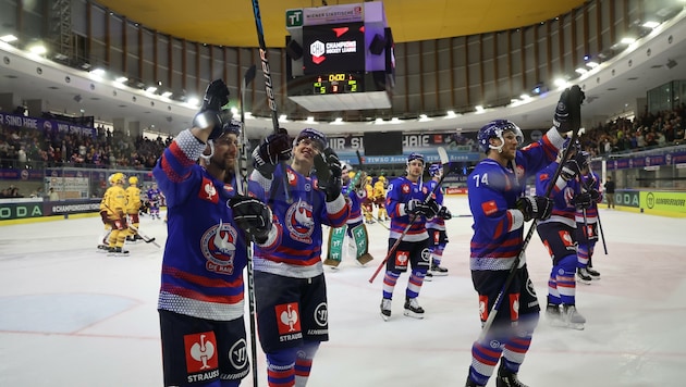 Innsbrucks Cracks feierten mit ihren Fans den 5:2-Sieg. (Bild: Birbaumer Christof)