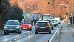 Vor allem zu Stoßzeiten ist der Verkehr auf der B70 gewaltig. (Bild: Christian Jauschowetz, Krone KREATIV)