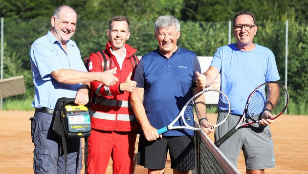 Perfekte Rettungskette am Tennisfeld, die ein Leben rettete: Ersthelfer Gerhard Gollner, Patrick Fößleitner, Opfer Ivo Lucic und Reinhold Zawrel (von links). (Bild: STEPHAN SCHOENBERGER, 3334 GAFLE)