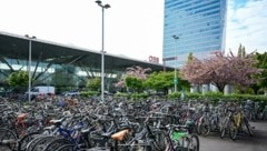 Radfahrer und ihre Drahtesel werden beim Bahnhof seit Jahren im Regen stehen gelassen (Bild: Alexander Schwarzl)