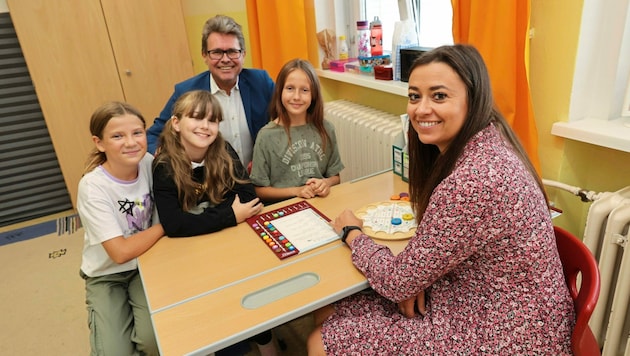 Vom Sommerunterrichtsangebot beeindruckt war auch Bildungsminister Martin Polaschek - im Bild links mit Lehrerin Kathrin Krbez und den Schülerinnen Marie, Elina und Sophie. (Bild: Christian Jauschowetz)