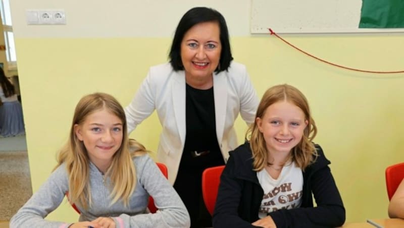 Bildungsdirektorin Elisabeth Meixner besuchte am gestrigen Freitag die Volksschule Hitzendorf (Bild: Christian Jauschowetz)