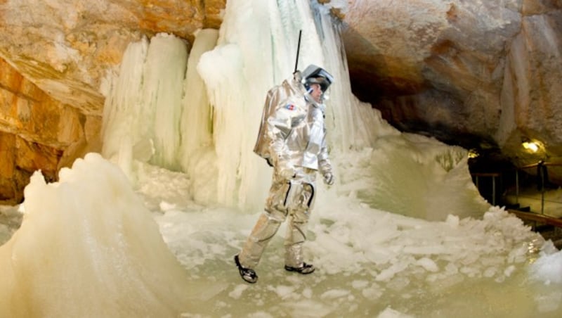 Mehr als elf Jahre liegt die Mission in der Dachstein-Rieseneishöhle zurück. Ein Raumanzug-Modell hängt bei der Station Schönbergalm noch heute bei der Krippenstein-Seilbahn. (Bild: ÖWF)