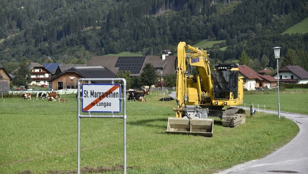 Der Bagger steht seit Freitag auf der Wiese in St. Margarethen. Am Montag sollen die Bauarbeiten starten. (Bild: Holitzky Roland)