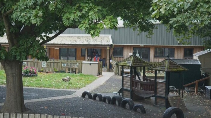 Wenige Tage vor Schulbeginn sind in England Dutzende Schulen aus Sicherheitsgründen gesperrt worden.