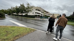 Polizist Manuel Wallner und Freundin Tanja De Santis zeigen die Gefahrenstelle in Klagenfurt-Waidmannsdorf. (Bild: Elisa Aschbacher)