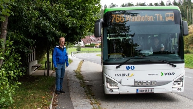 Fast zwei Stunden dauert manche Heimfahrt für HTL-Schüler in Karlstein. „Und das für nur 20 Kilometer“, kritisiert Kurt Lobenschuß (SPÖ) die langen Fahrtzeiten der Öffis. (Bild: Klaus Schindler)