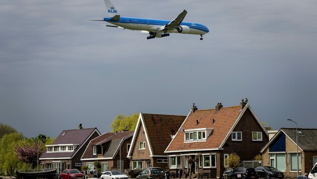 Die niederländische Regierung will die Flugbewegungen auf dem Amsterdamer Flughafen Schiphol deutlich verringern, um die Lärmbelastung für die Anrainer zu verkleinern. (Bild: AFP/ANP/Robin van Lonkhuijsen)