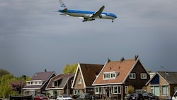 Die niederländische Regierung will die Flugbewegungen auf dem Amsterdamer Flughafen Schiphol deutlich verringern, um die Lärmbelastung für die Anrainer zu verkleinern. (Bild: AFP/ANP/Robin van Lonkhuijsen)