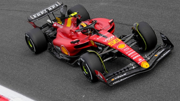 Ferrari-Star Carlos Sainz rast auf Platz 1 (Bild: Associated Press)