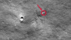 Die NASA hat mithilfe ihres Orbiters LRO die Absturzstelle (rot markiert) des zerschellten russischen Landers „Luna-25“ auf dem Mond gefunden. (Bild: NASA’s Goddard Space Flight Center/Arizona State University, krone.at-Grafik)