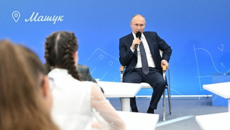 Präsident Wladimir Putin am Freitag nahe Moskau mit Schulkindern gesprochen und diesen erklärt, Russland sei absolut unbesiegbar. (Bild: AFP/Ekaterina Chesnokova)