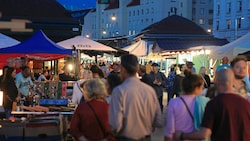 Die Wiener genossen das nächtliche Flanieren am Naschmarkt. (Bild: Zwefo)