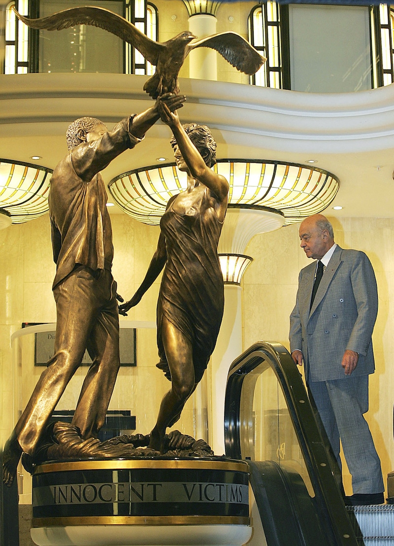 Eine Statue im Kaufhaus Harrods erinnerte an Di und Dodi. (Bild: AFP)