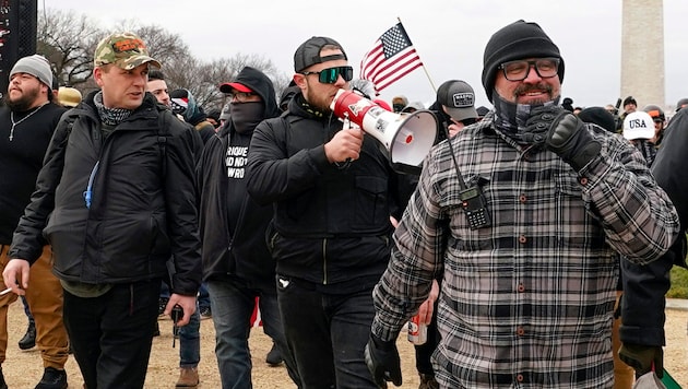 Ethan Nordean (mit Megaphon) beim Sturm auf das Kapitol am 6. Jänner 2021 in Washington (Bild: ASSOCIATED PRESS)