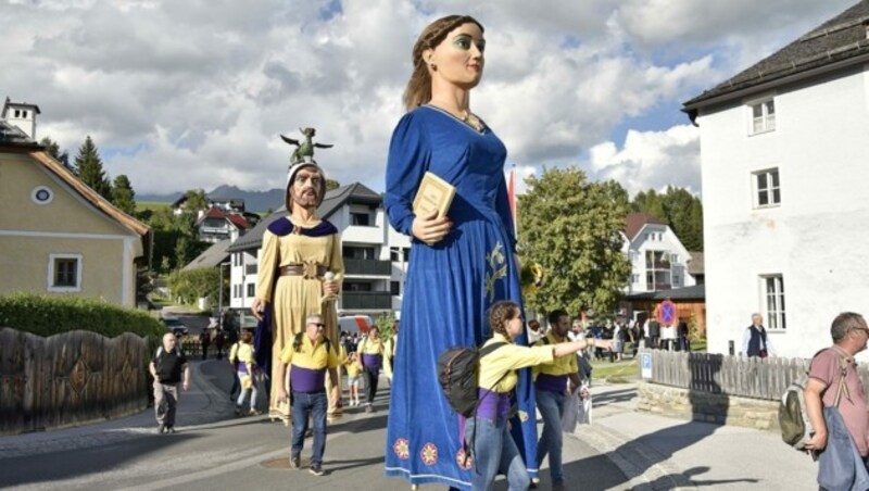 Die Riesenfiguren aus Spanien tanzten am Sportplatz in Mariapfarr. (Bild: Holitzky Roland)