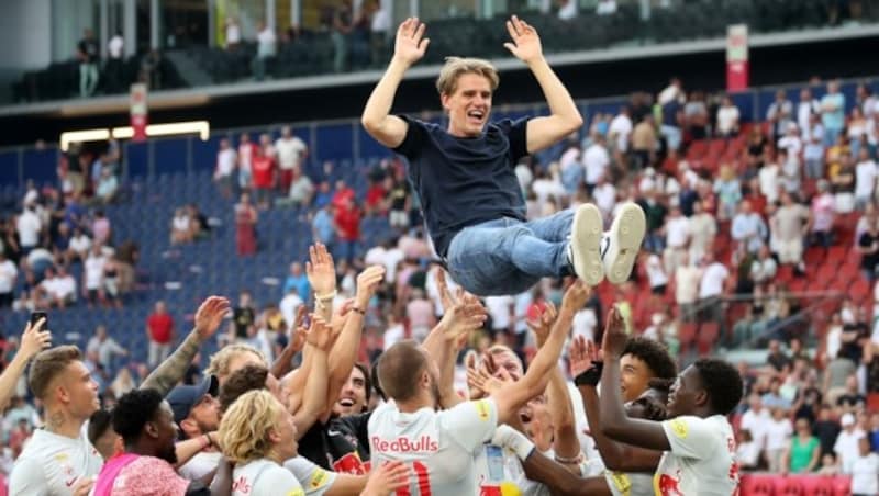 Beim Abschied aus Salzburg wurde Christoph Freund von den Fans, Mitarbeitern und Spielern gefeiert. (Bild: Tröster Andreas)