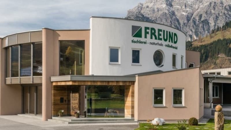 „Naturholz Freund“ - die Tischlerei wurde 1985 von Gottfried Freund gegründet. Heute wird sie von Alfred Dum, einem engen Vertrauten Christoph Freunds, und seiner Familie betrieben. (Bild: Freund Naturholz)