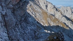 Beim Wandern auf den Bergen (Symbolbild) kam es zu dem schrecklichen Unfall.