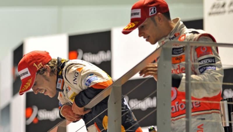 Glückliche Gesichter beim Formel-1-Rennen 2008 in Singapur: Fernando Alonso (links) holte den Tagessieg, der Drittplatzierte Lewis Hamilton am Ende den Weltmeistertitel. (Bild: AP)