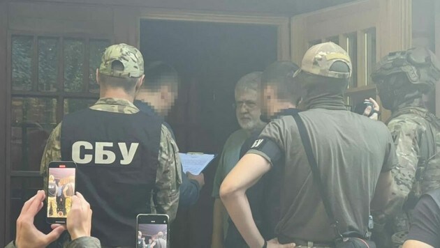 Ermittler des ukrainischen Inlandsgeheimdienstes suchten Kolomoisky zu Hause auf. (Bild: SBU)