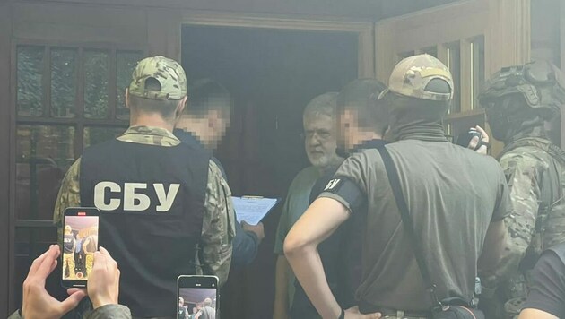 Ermittler des ukrainischen Inlandsgeheimdienstes suchten Kolomoisky zu Hause auf. (Bild: SBU)