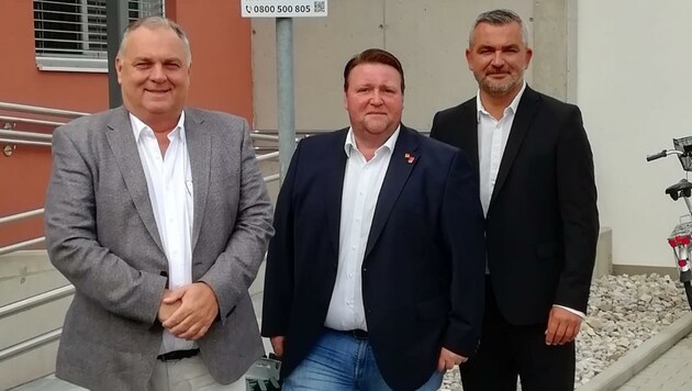 Mit 19 Haltepunkten macht Lutzmannsburg beim neuen Sammeltaxi (BAST) mit - Dorner(re.), Ortschef Roman Kainrath (M.) und Wolfgang Werderits, Verkehrsbetriebe. (Bild: Büro Dorner)