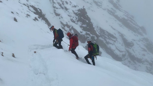 Bergretter brachten die Frau bei widrigsten Verhältnissen sicher auf den Gipfel. (Bild: Bergrettung Ehrwald)