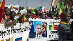 Pro Russland, anti Frankreich: In geputschten Ländern wie Niger oder Mali (li. o.) wehen russische Fahnen ... (Bild: AP, Honorar)