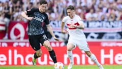 ÖFB-Legionär Michael Gregoritsch (links, ebenso in Freiburgs Startformation wie Philipp Lienhart) im Zweikampf mit Stuttgarts Angelo Stiller (Bild: APA/dpa/Tom Weller)