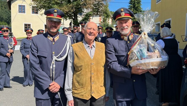 Der Jubilar Karl Messner (Mitte) mit Kapellmeister Martin Irrasch (links) und Musikoffizier Rainer Dionisio (rechts). (Bild: LPD Kärnten)