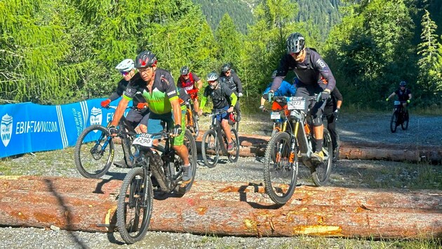 Mit Vollgas durch das Paznaun. Die E-Bike-WM für jedermann macht es möglich und wird immer beliebter. Also, anmelden für die 6. E-Bike WM im Jahr 2024! (Bild: Wallner Hannes)