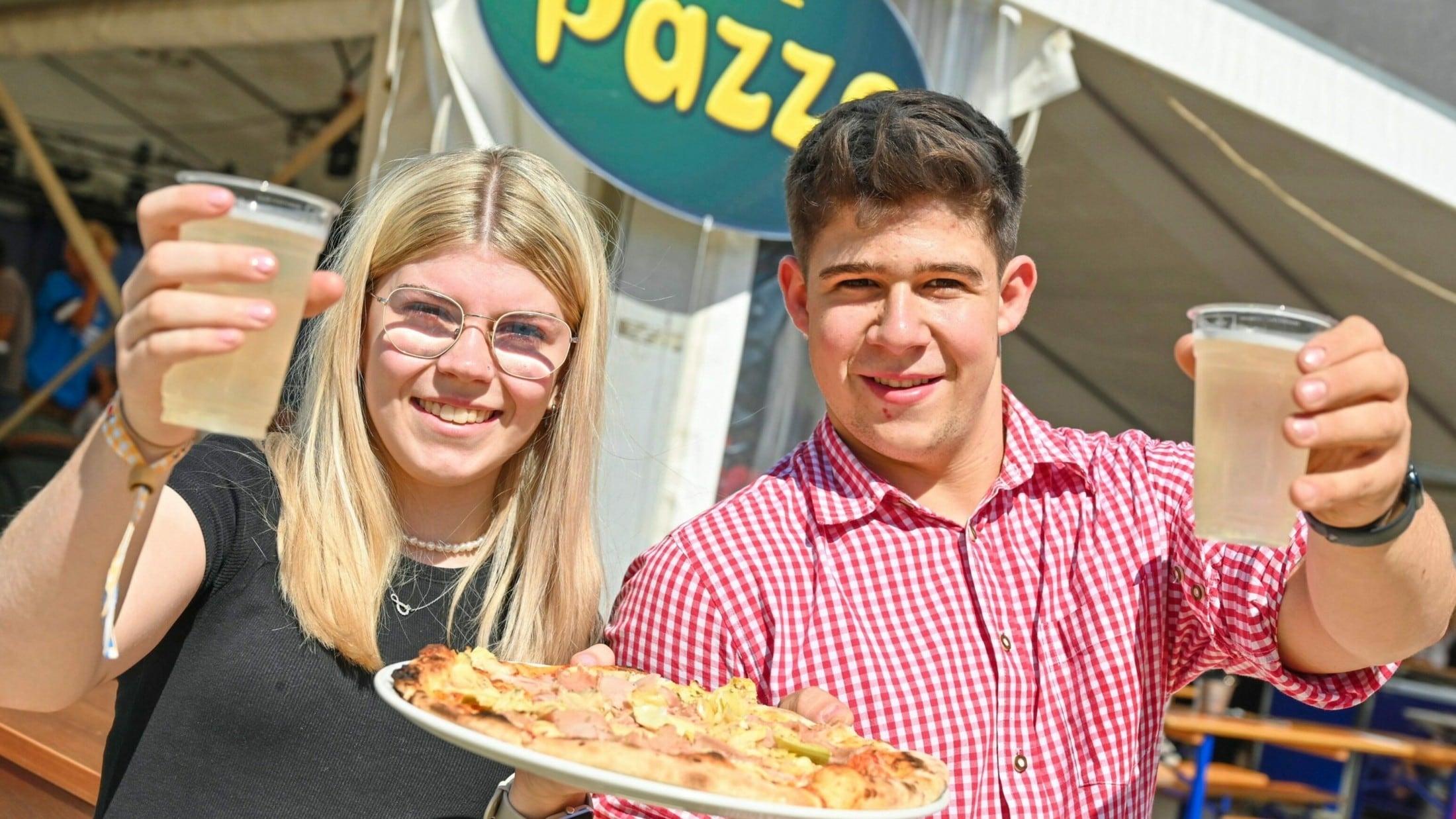 Maximilian und Ines haben ihren Spaß und bedienen die Gäste im Pazzo-Zelt.