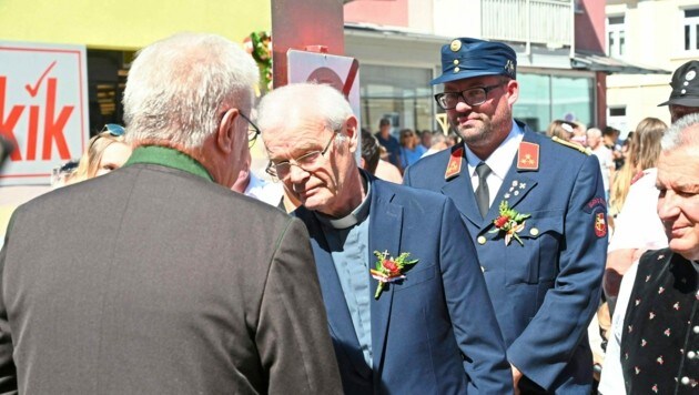 Pfarrer Olip ehrte die Feuerwehren und gab Rainer Findenig den Pachtzins.